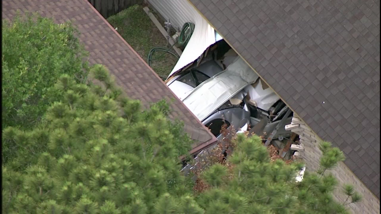 Car crashes into homes in northwest Harris County - ABC13 Houston