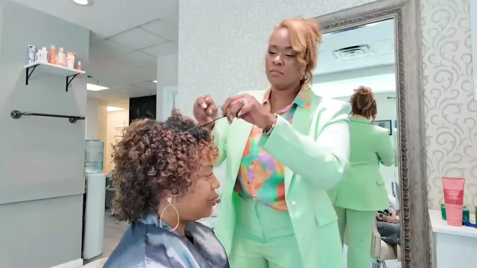 New law requires NY hairdressers to learn how to do all hair types, including black hair
      