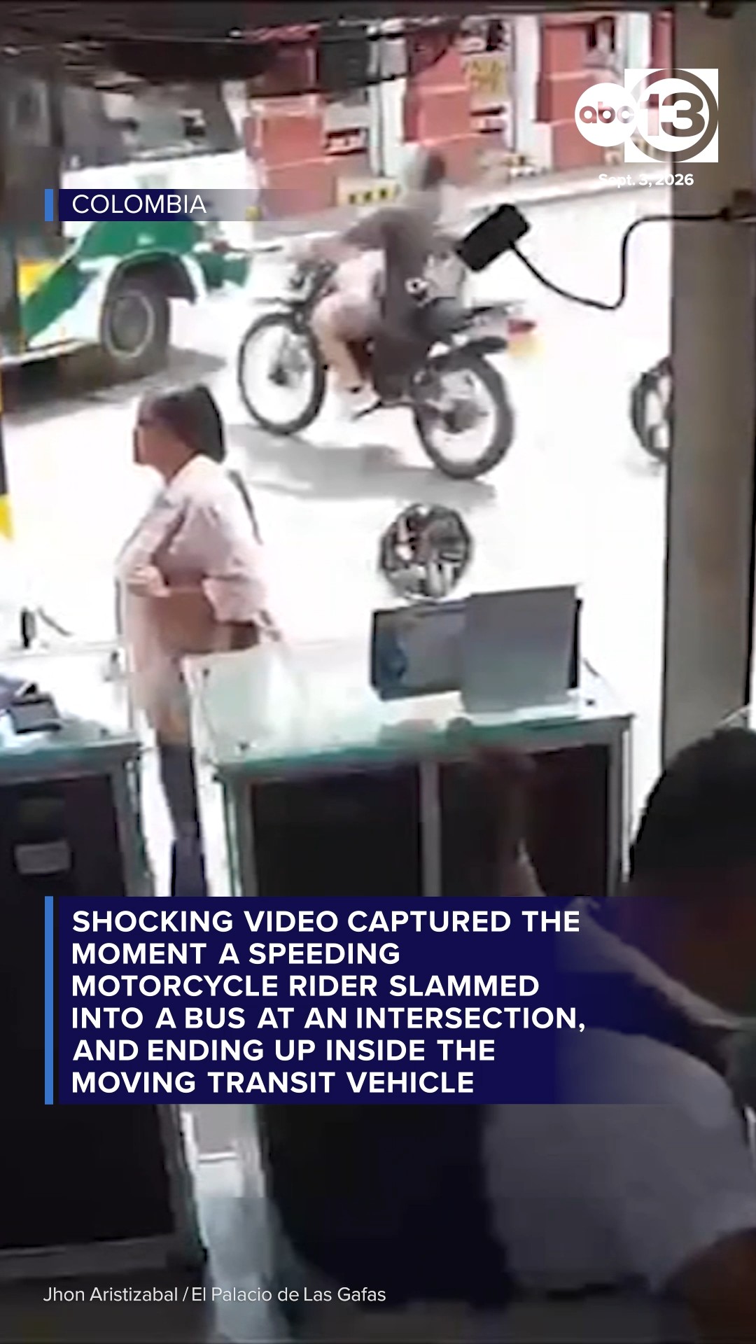 Shocking video Captured the moment a motorcycle rider crashes into bus