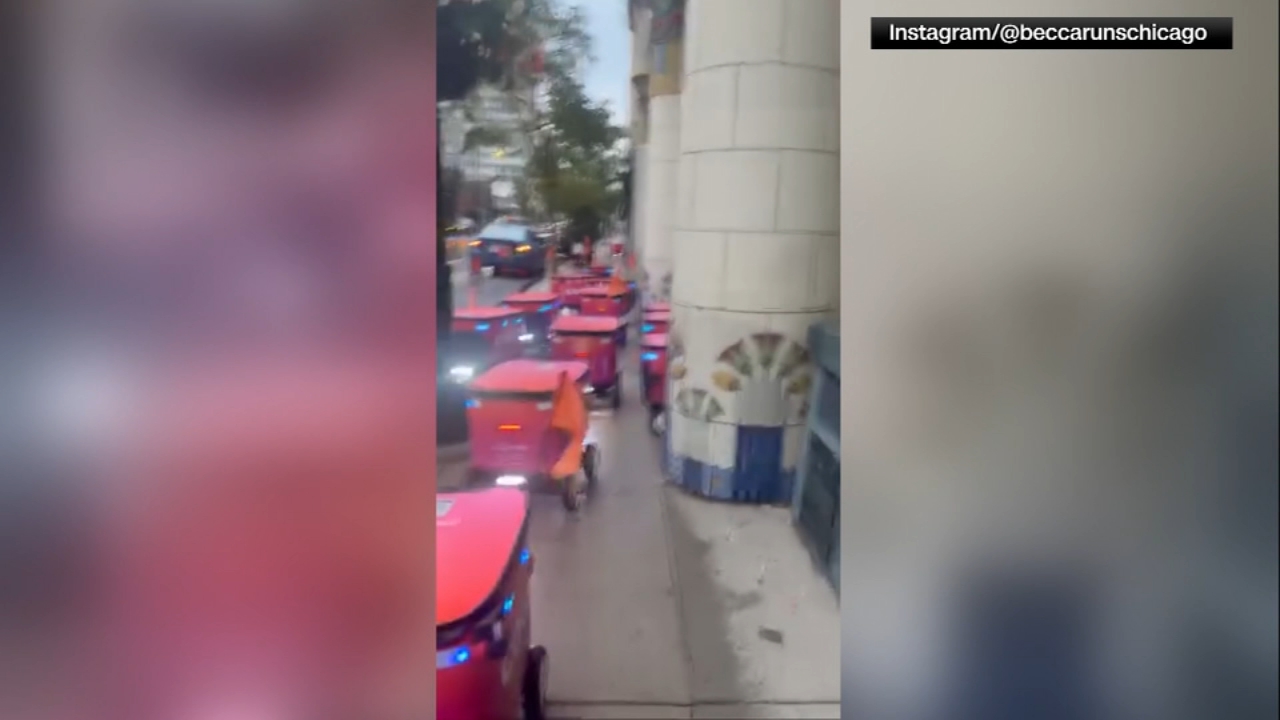 Delivery robots clog up Chicago sidewalk