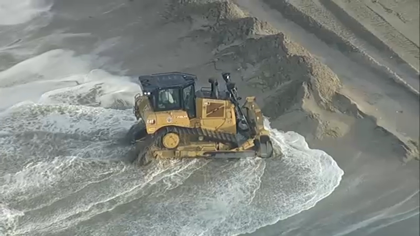 Seal Beach residents begin cleanup after high surf floods boardwalk, prepare for more water Seal Beach residents begin cleanup after high surf floods boardwalk, prepare for more water