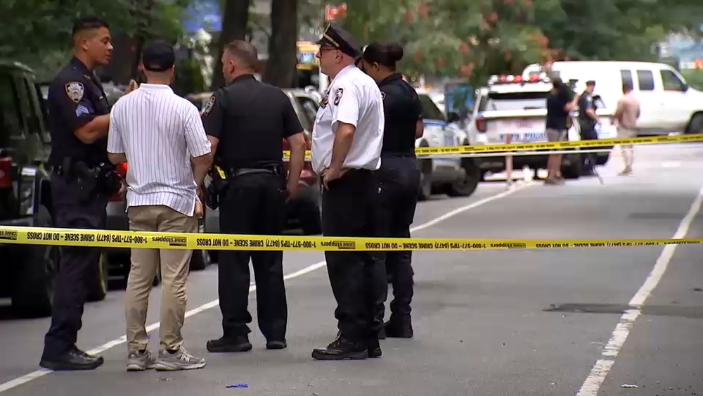 2 people stabbed in Hell's Kitchen; police searching for suspect