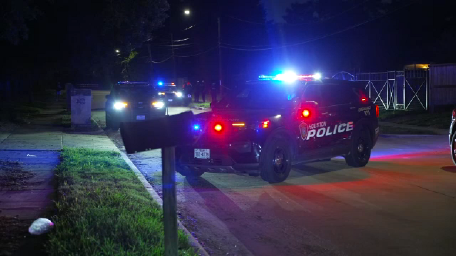 Foul odor leads to discovery of 2 bodies in north Houston, HPD says