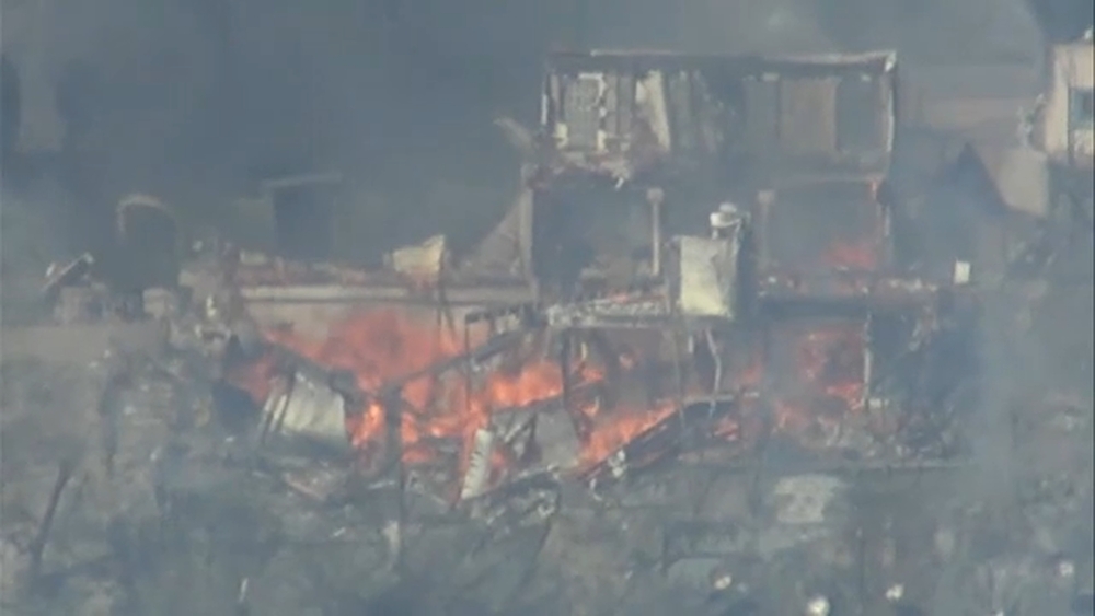 2 homes destroyed as Palos Fire races through La Habra Heights