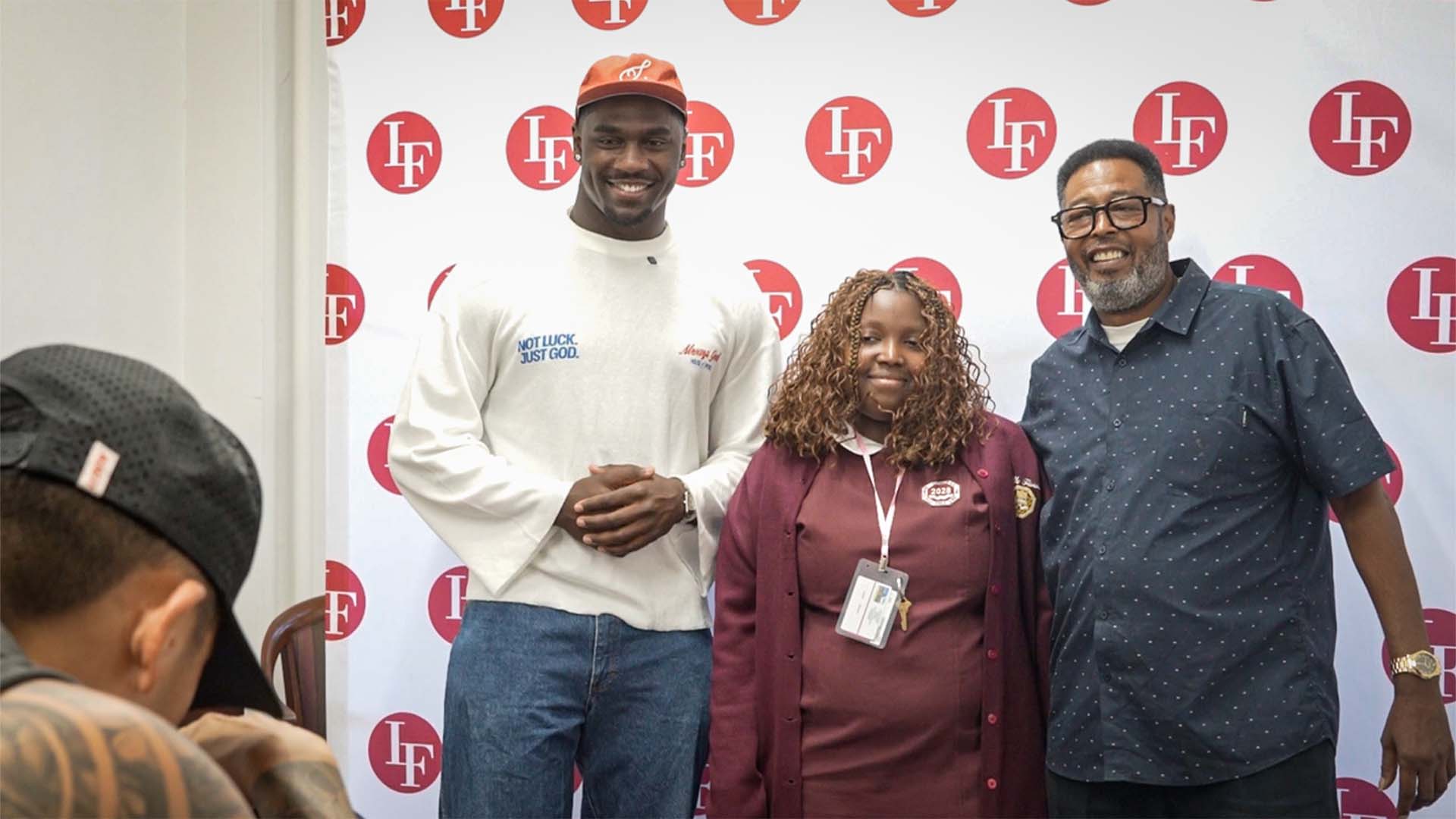 Eagles' Jalyx Hunt surprises Philly student with scholarship
