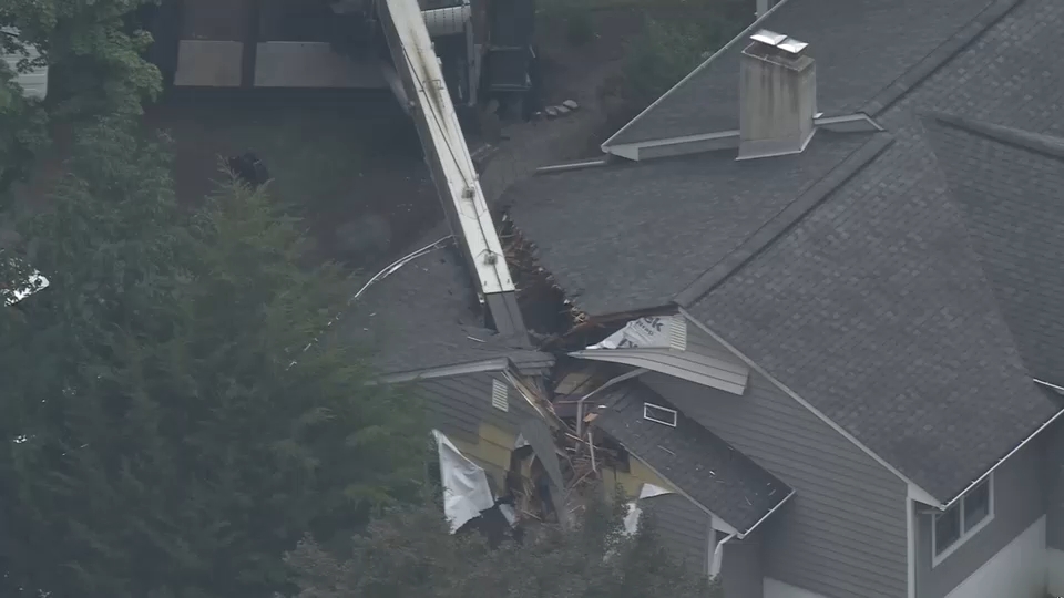 Crane collapses on homes in New Jersey