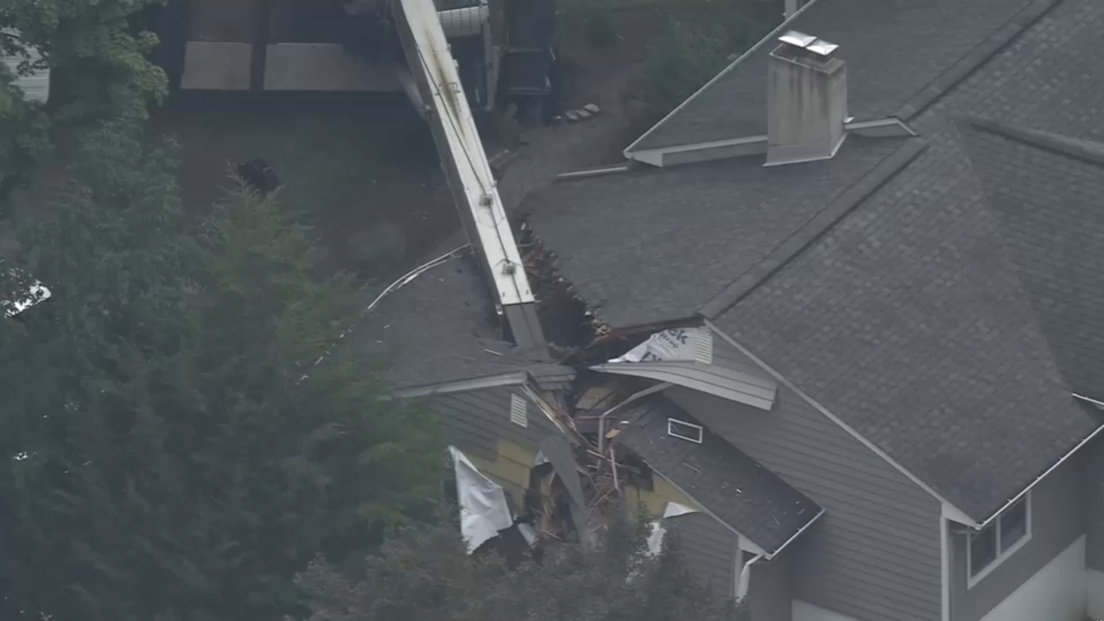 Crane collapse damages at least two homes in River Vale