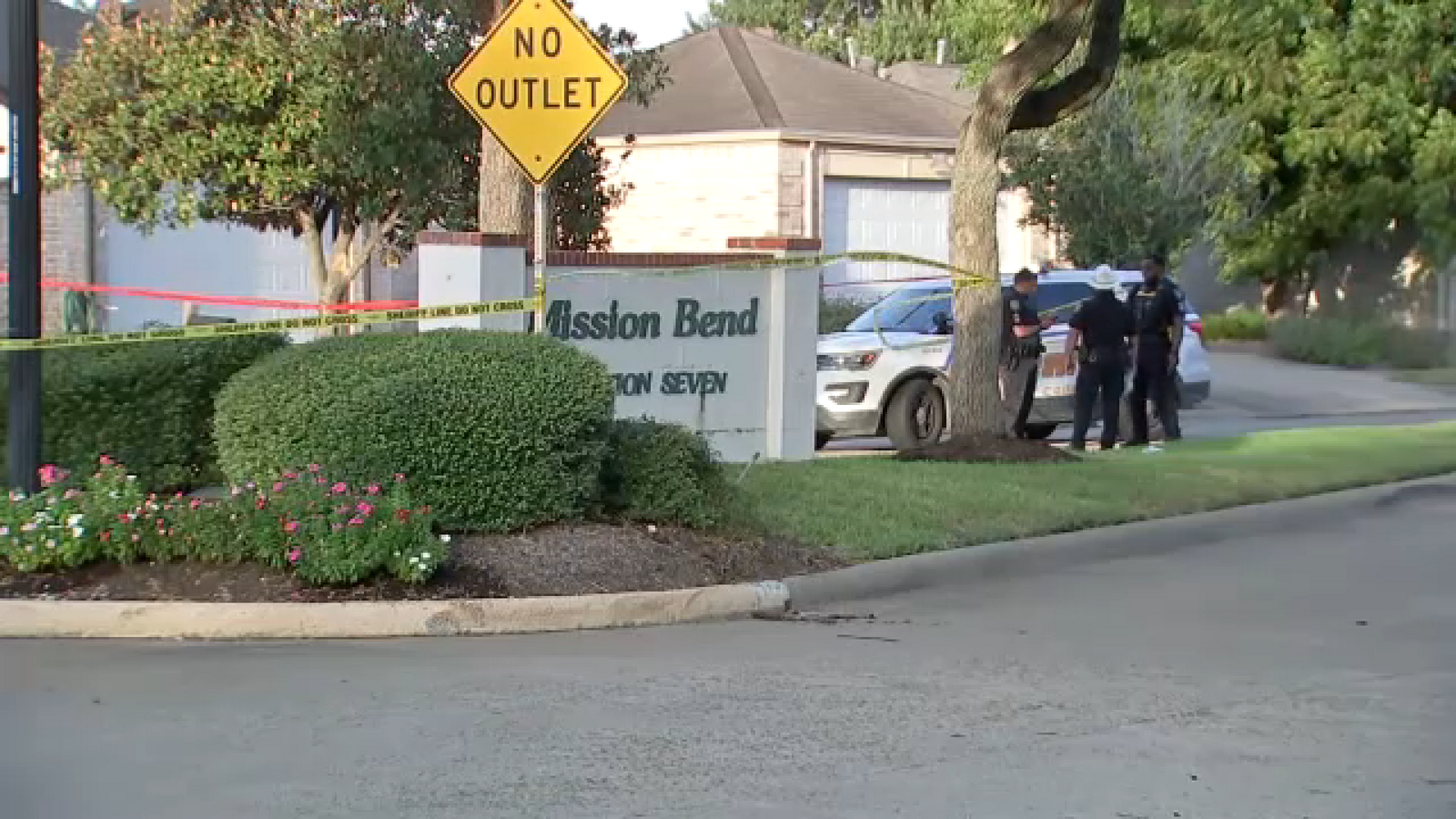 Off-duty deputy shoots man suspected of breaking into neighbor's home, HCSO says
      