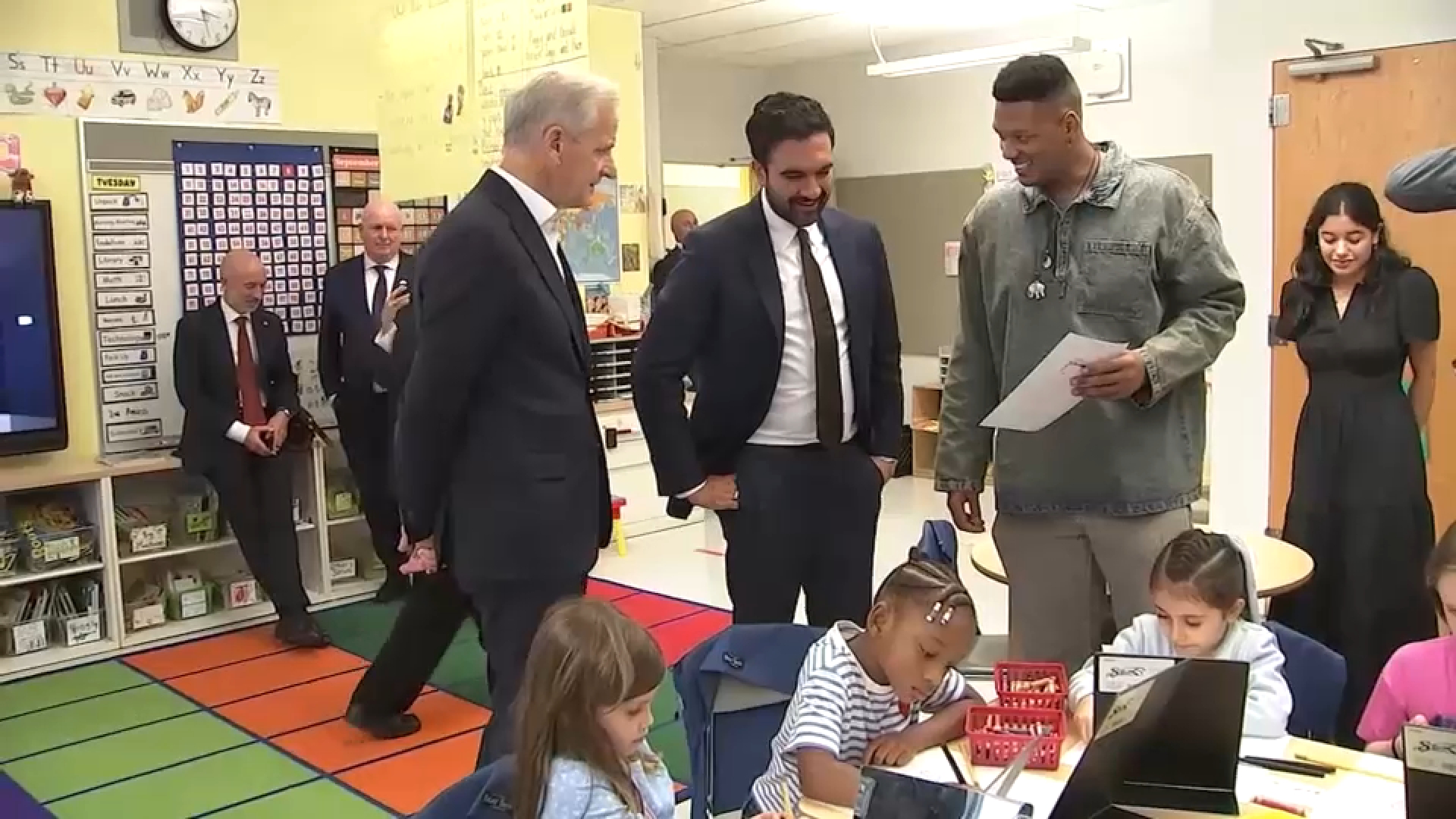 Norway PM Jonas Gahr Støre visits NYC school with Mayor Mamdani for AI roundtable