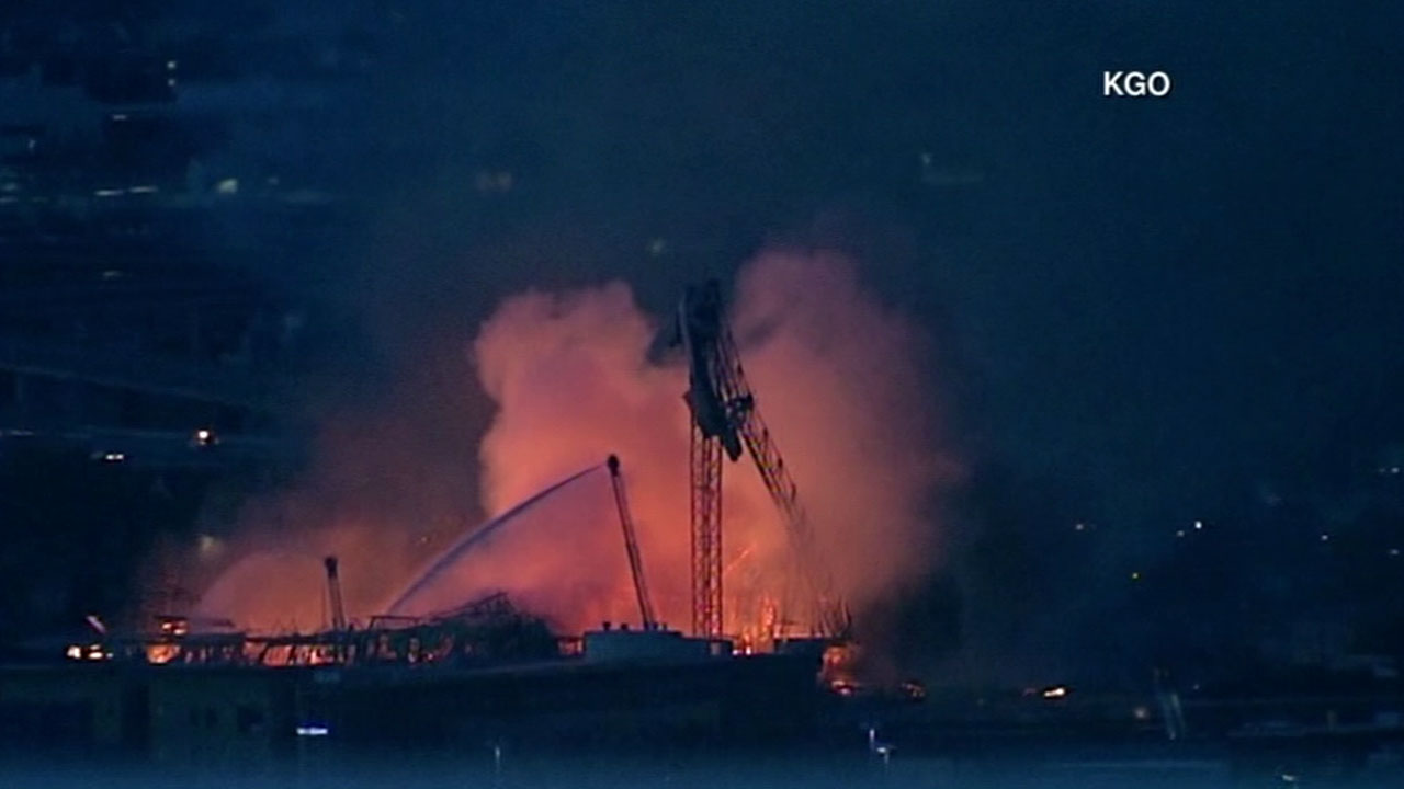 Dramatic 5-alarm fire erupts in Oakland building
