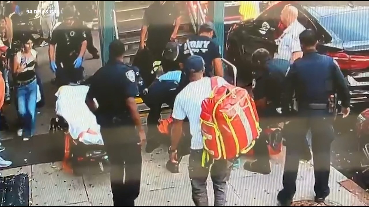 Man killed in stabbing on J train in Queens, police say