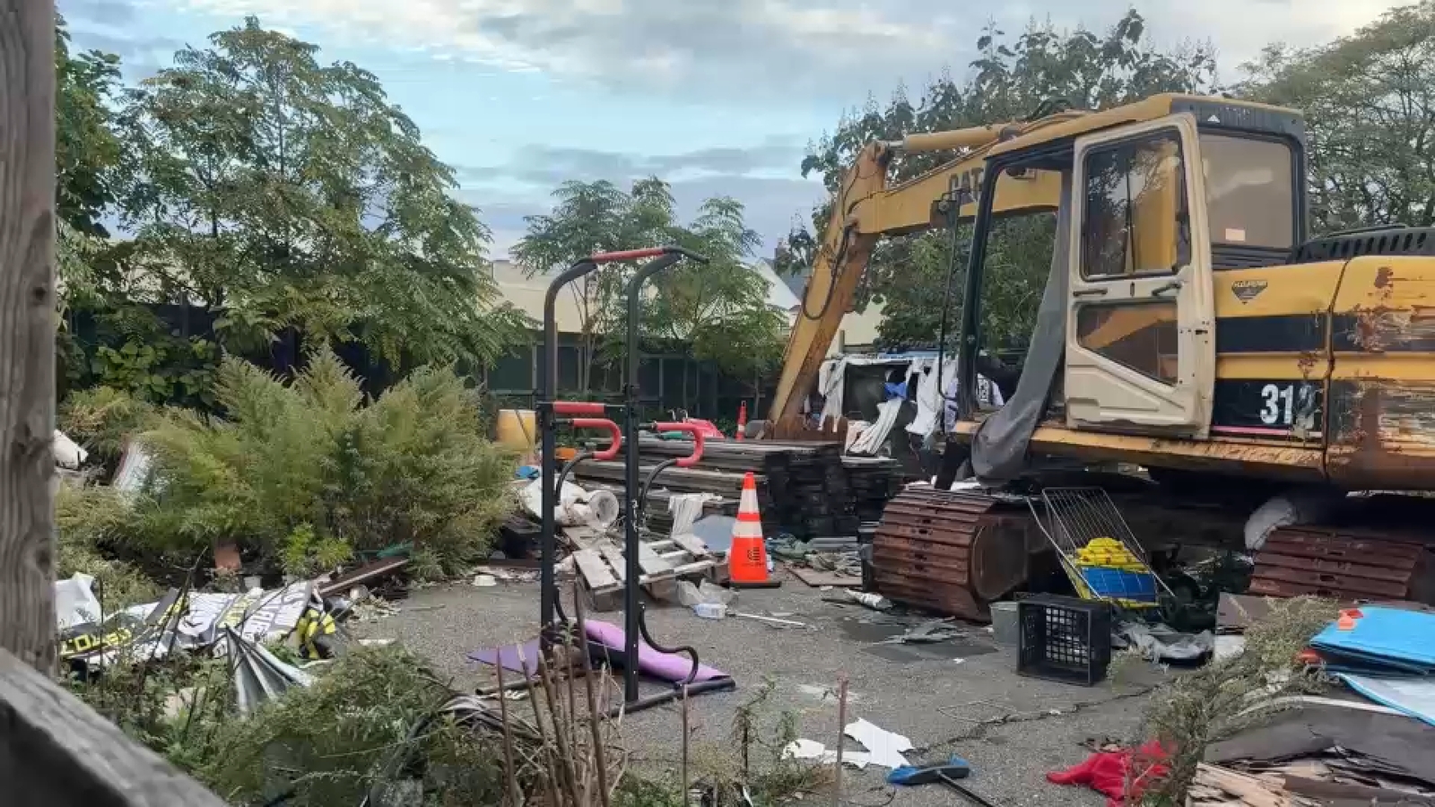 Burned body found in overgrown lot in Jamaica, Queens: sources
