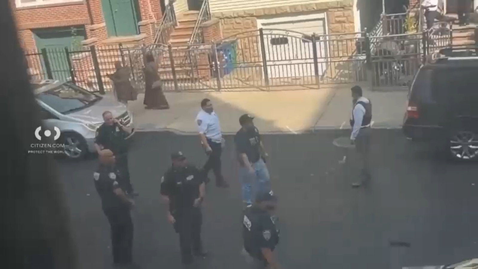 NYPD searching for suspects after off-duty officer stabbed in the Bronx