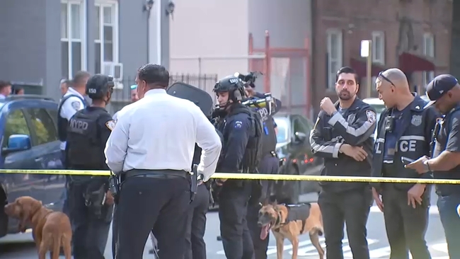 New video shows suspects wanted in stabbing, robbery of off-duty NYPD detective in the Bronx - ABC7 New York