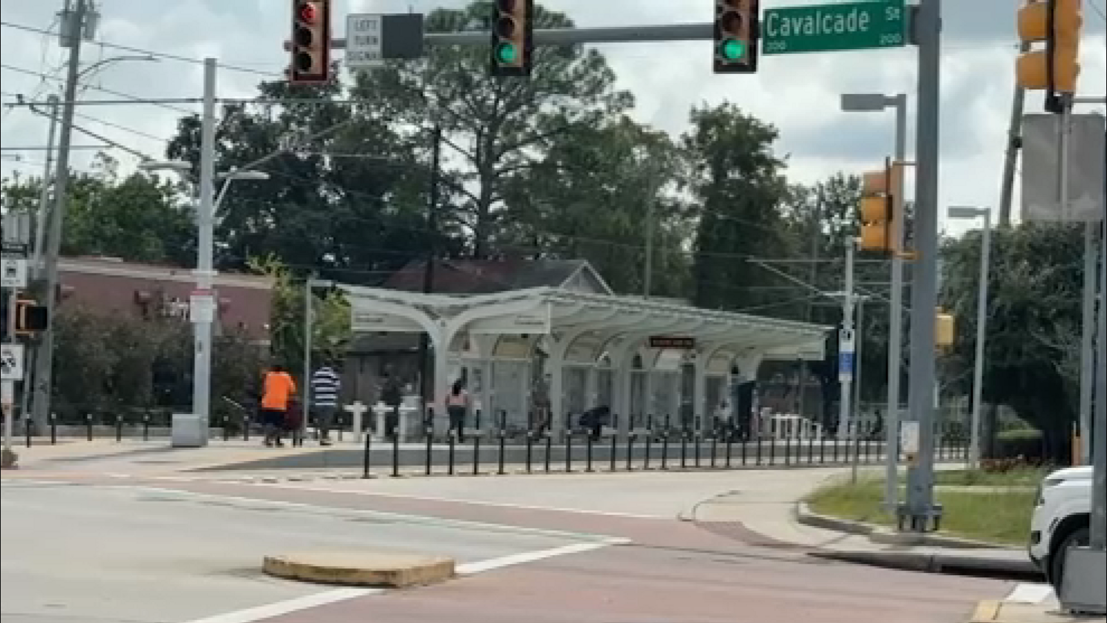 Man with gunshot wound rushed to hospital after exiting METRORail Red ...