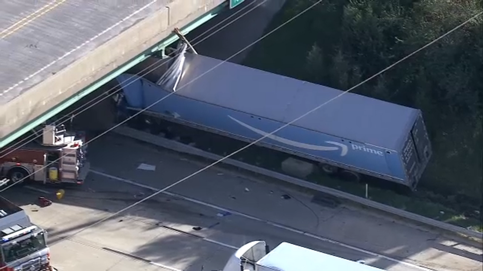 Chopper 7 over major crash involving Amazon truck on I-65
      