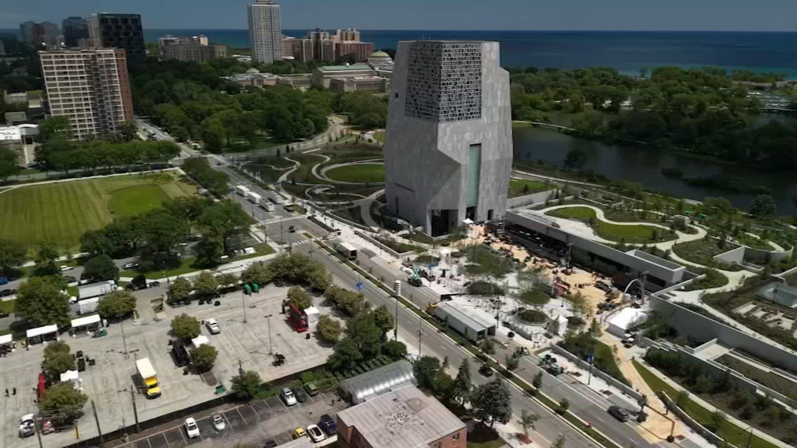 Obama Foundation and Presidential Center push to form union
      