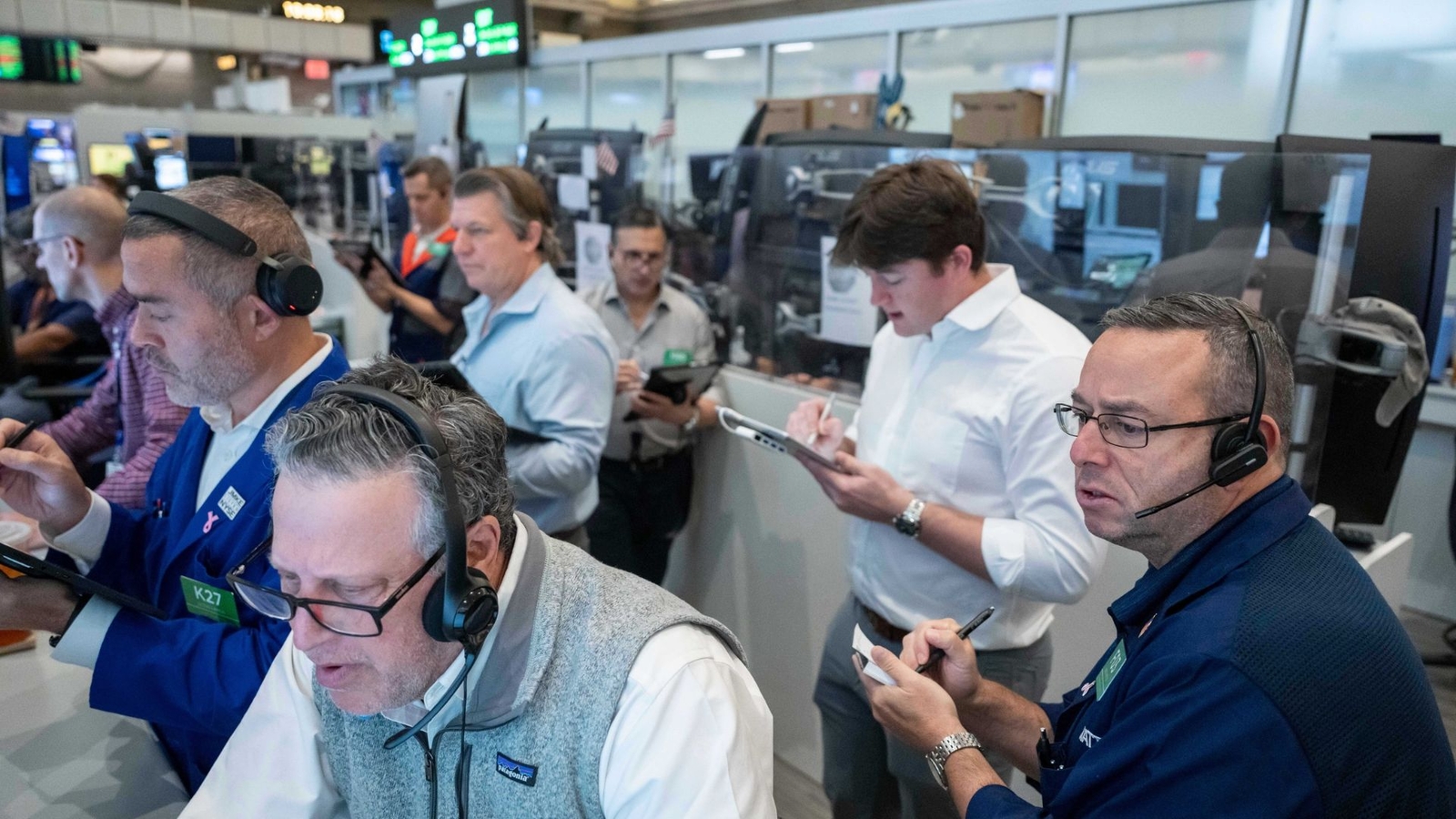 US stocks hover near their latest record in mixed trading on Wall Street