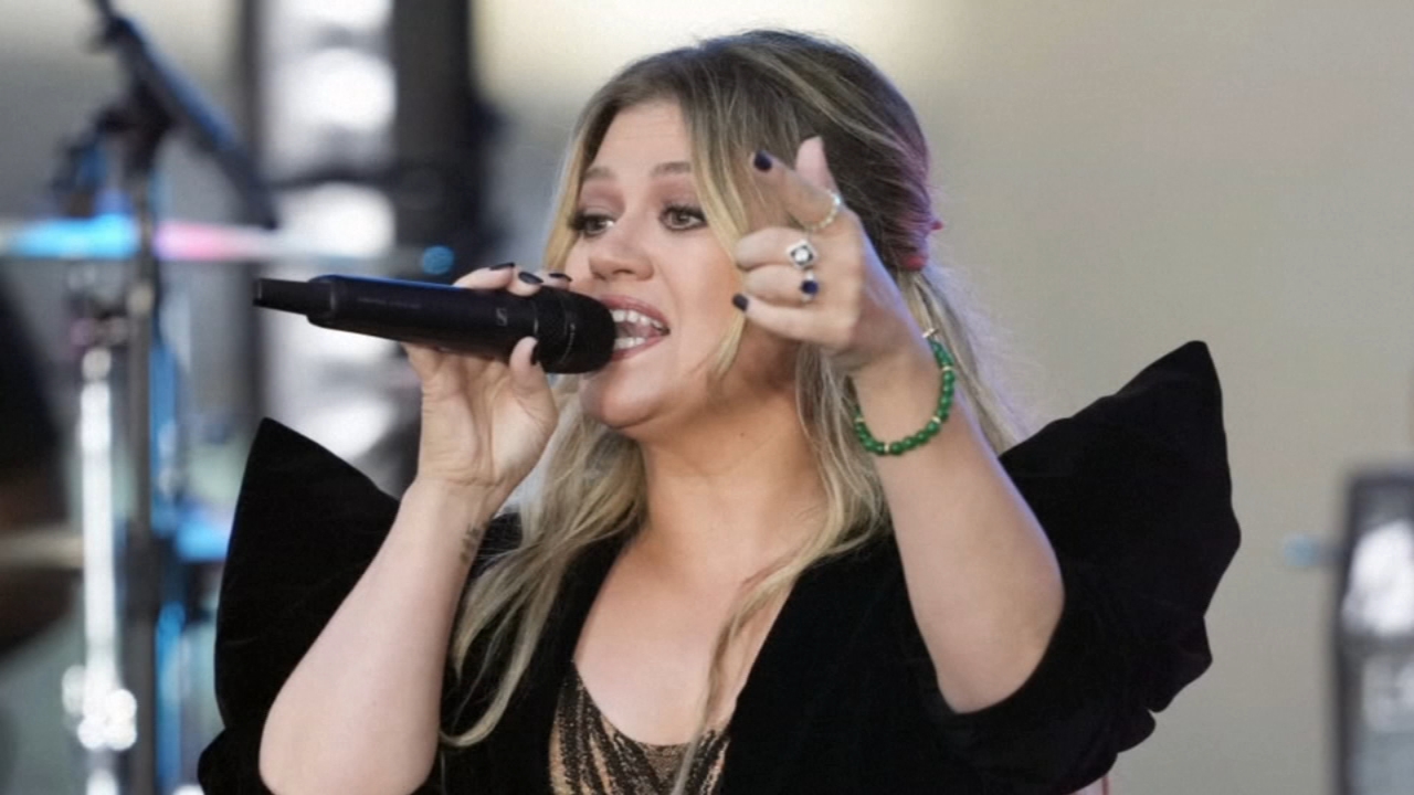 Kelly Clarkson gets into war of words with Brooklyn store over an item she wanted to buy