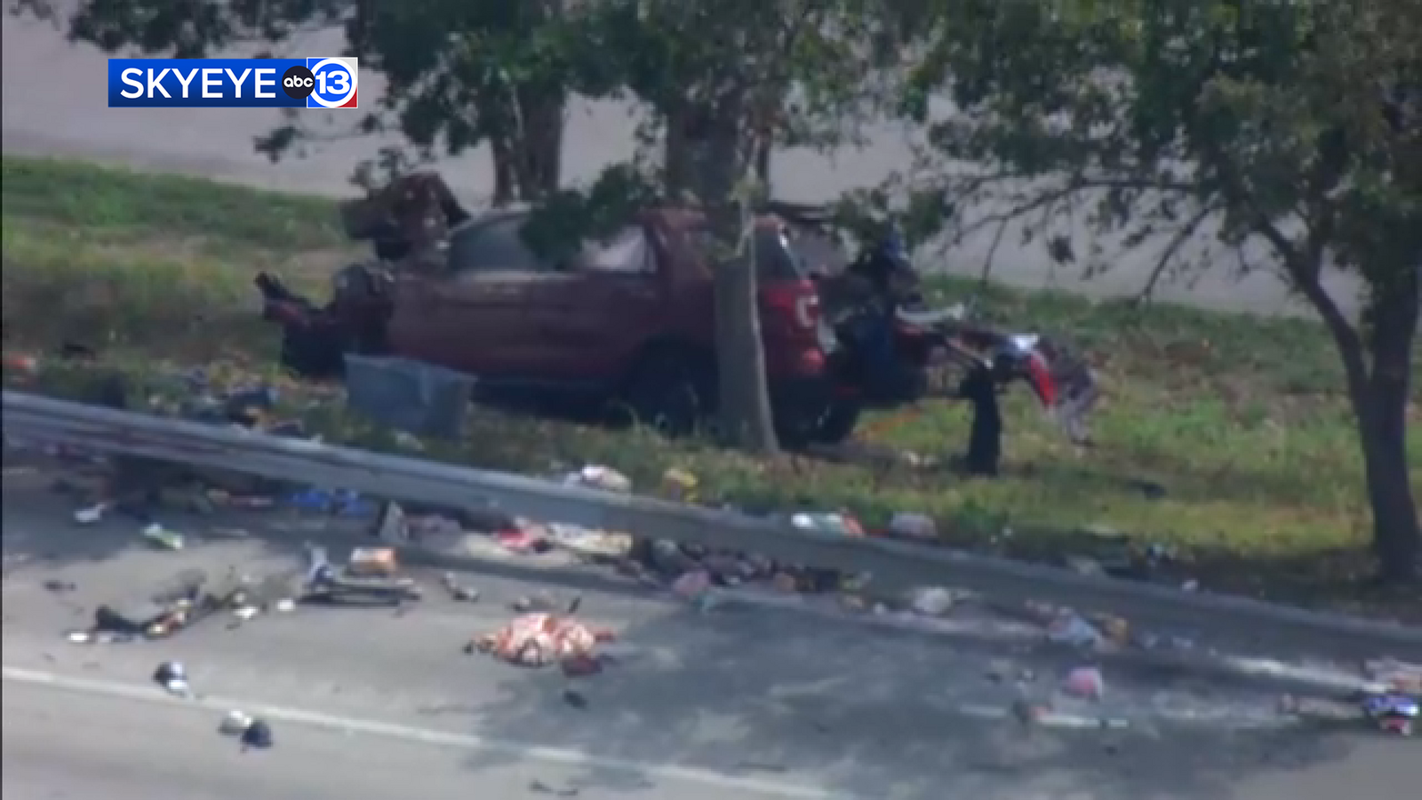 2 killed in multi-vehicle crash on East Freeway at Monmouth; all EB lanes closed, HCSO says