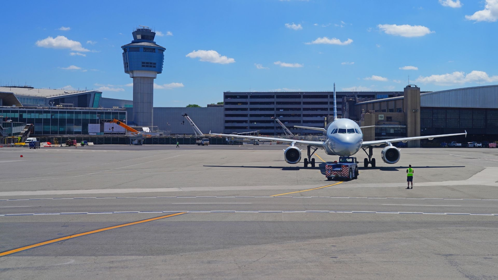 FAA investigating close call at LaGuardia Airport between Delta flight, business jet