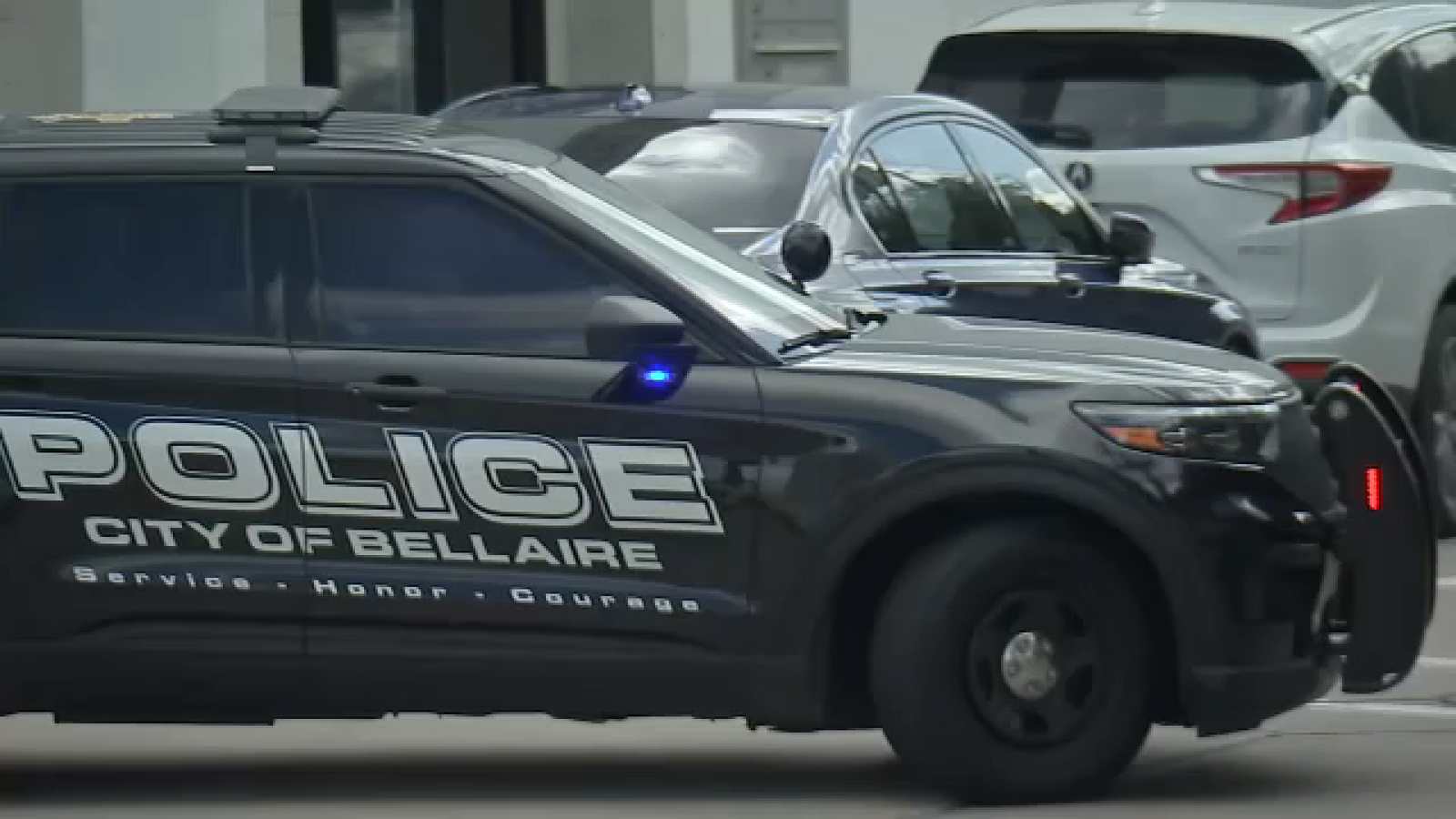 Suspect chase ends in crash near death investigation scene in West University Place area: Police