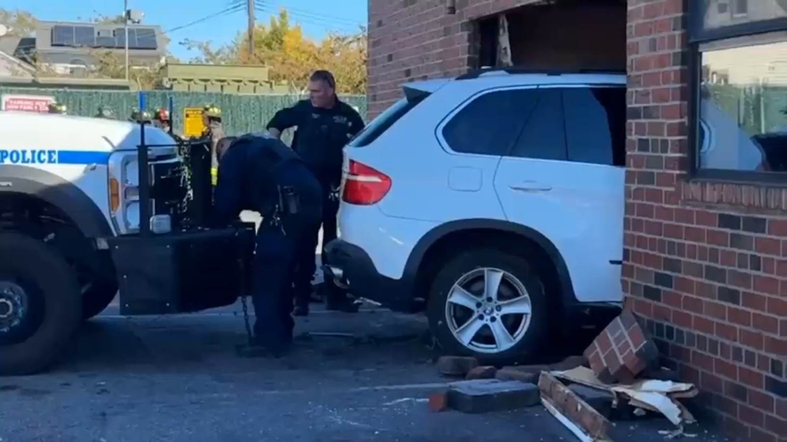 2 injured after car smashes into pizzeria in Howard Beach
