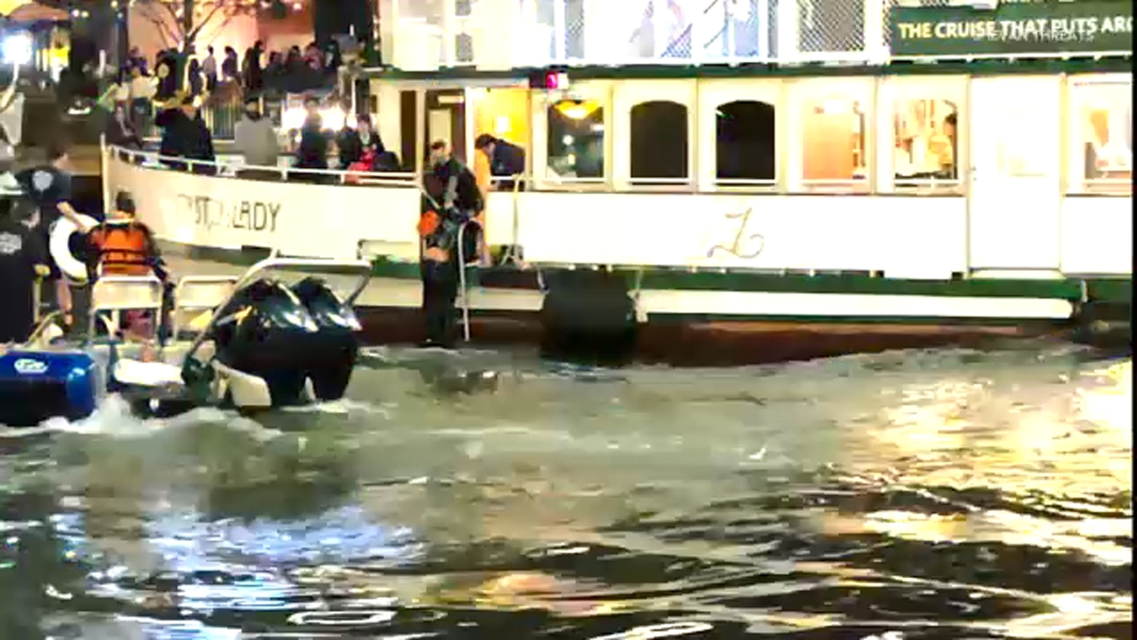 Person hospitalized after being pulled from Chicago River downtown: CFD, witnesses
      