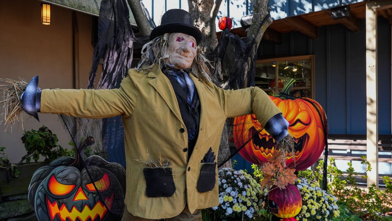 Creative scarecrows decorate Peddler's Village for the 47th year
      