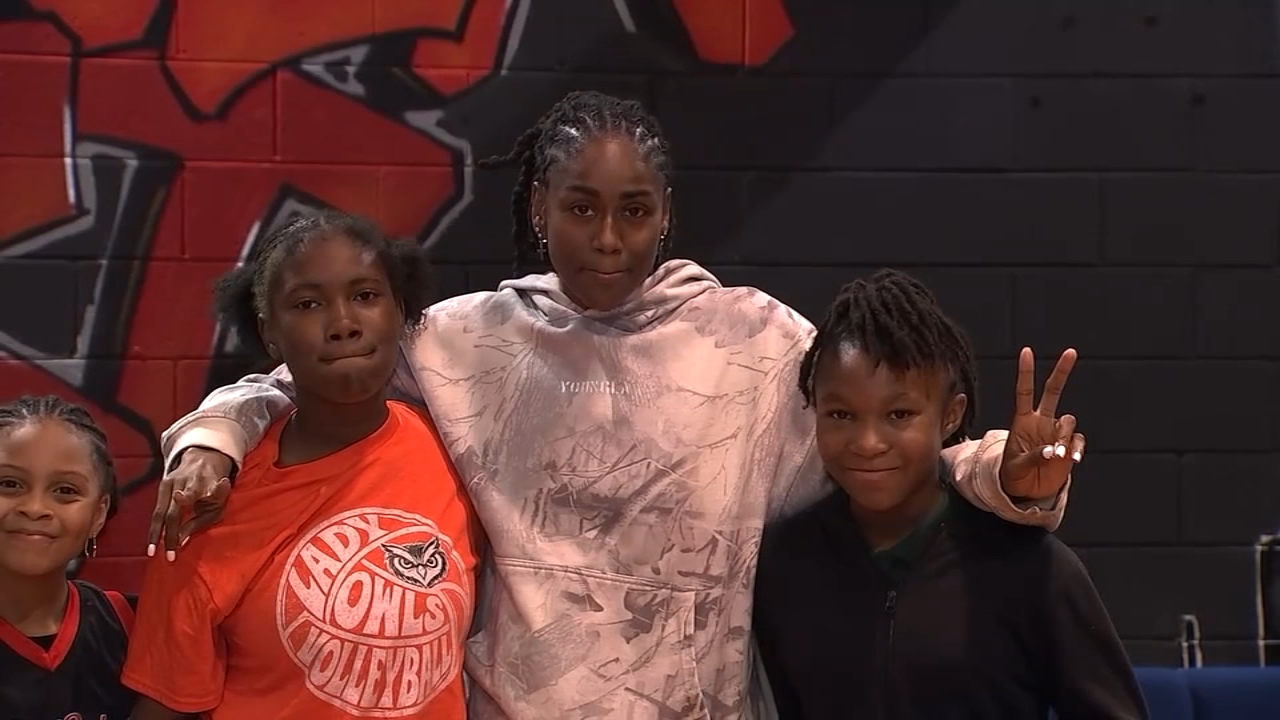 Valkyries' Tiffany Hayes speaks to girls' basketball team in Atlanta