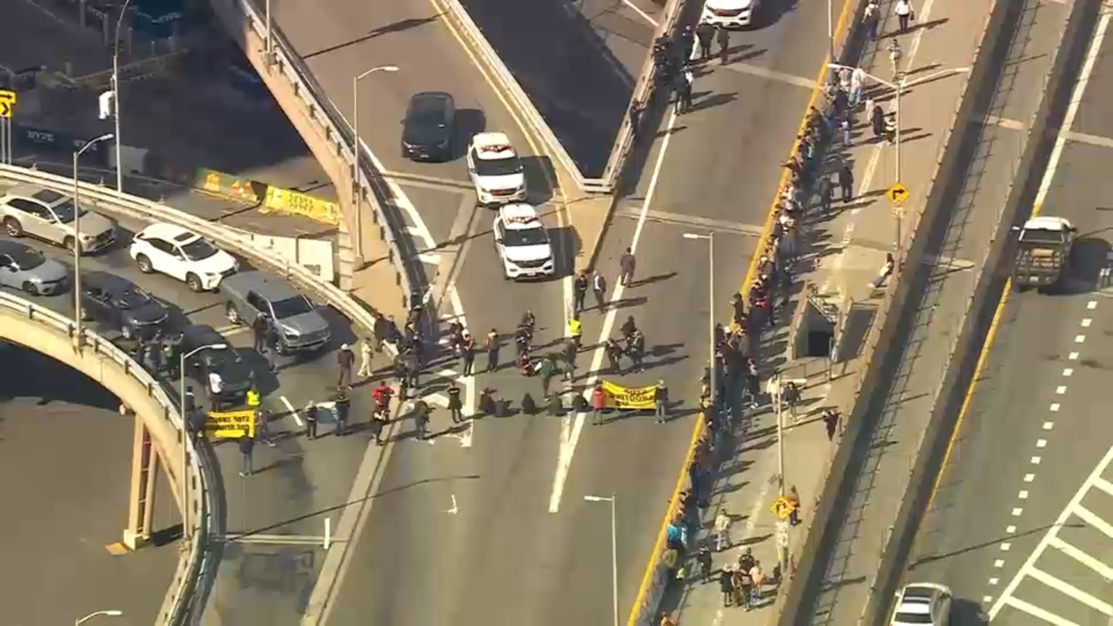 Protesters blocking traffic on Brooklyn Bridge | LIVE