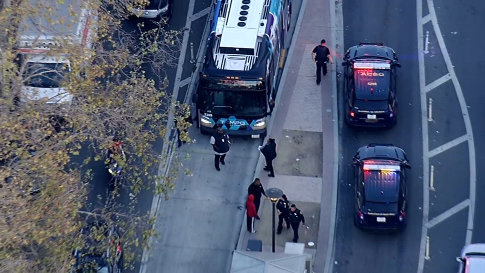 3 people hurt in accident involving bus, pedestrian in Oakland