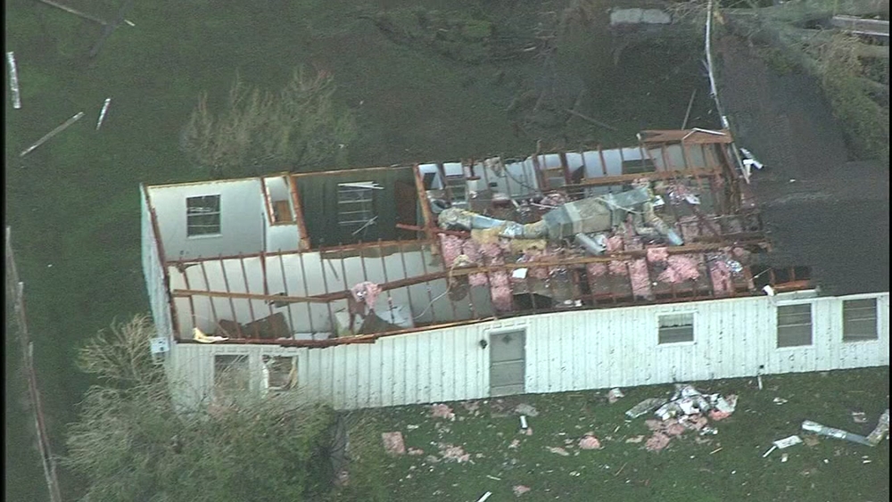 Residents and crews clean up after possible tornado in Sealy