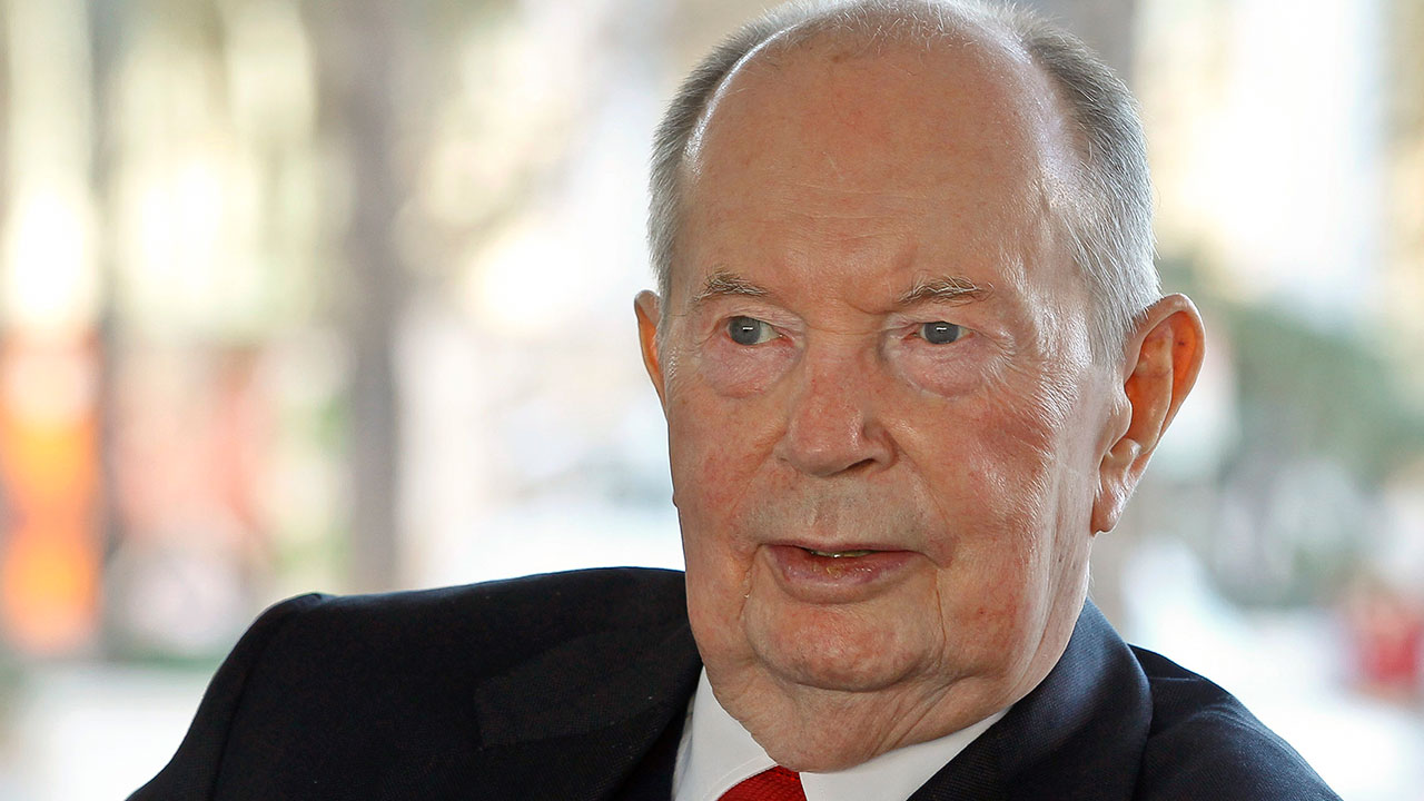 Jerry Perenchio, the former chairman of Univision, has died at age 86.