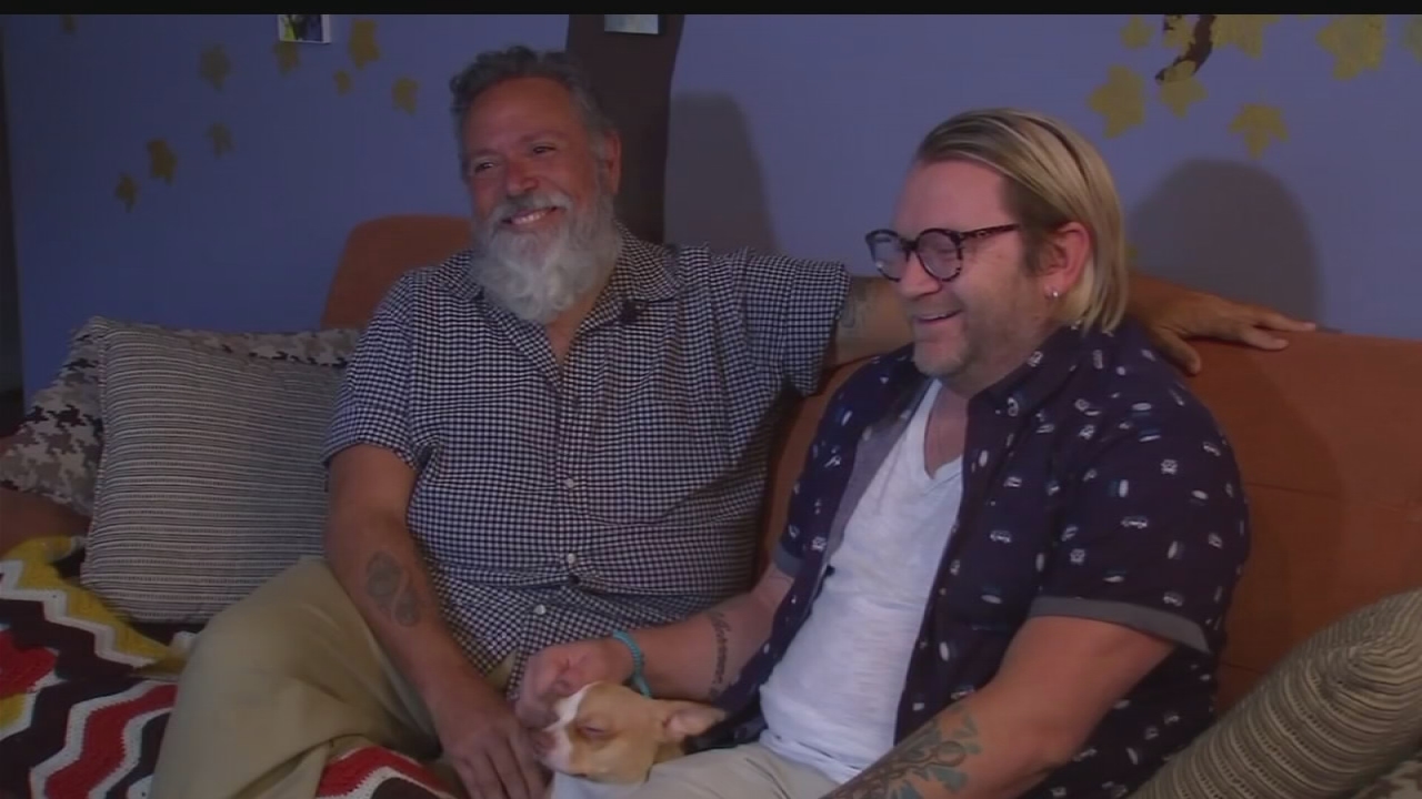 052517-wpvi-united-air-cuddling-430pm-video