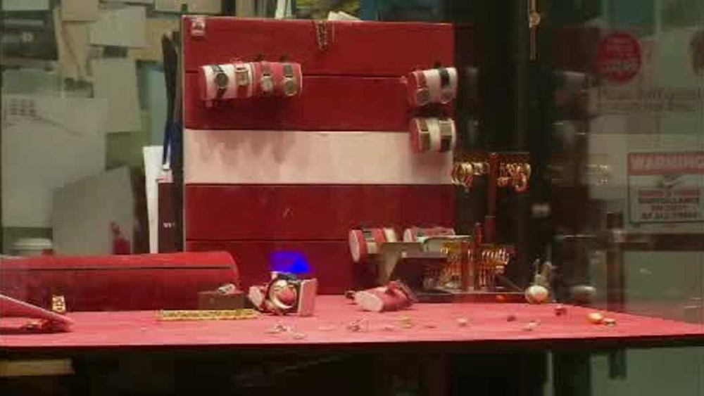 Jewelry store robbed in Downtown Brooklyn by men dressed as construction workers