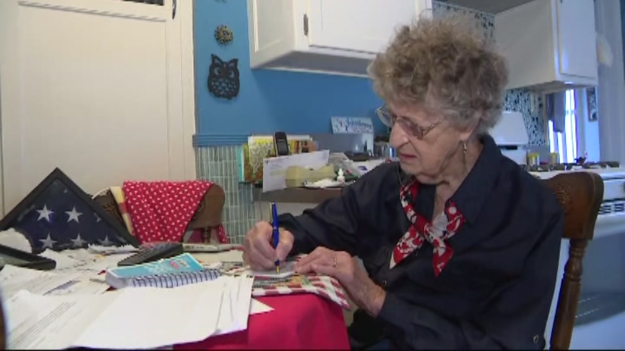 A 98-year-old woman writes 7000 letters to service men