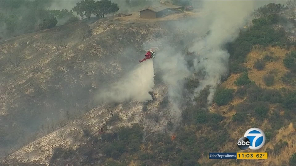 Firefighters battle brush fire above Brentwood