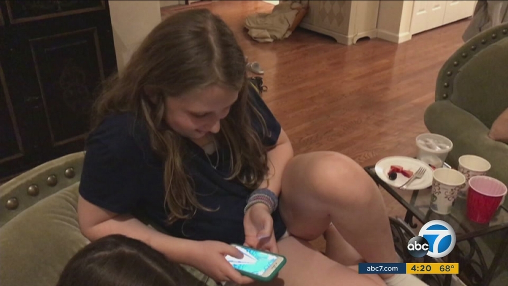 Experts encourage kids to put phone down to avoid health problems 