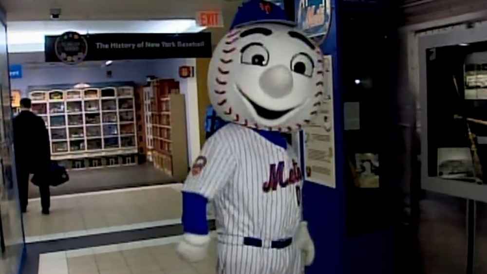 Mets apologize for obscene gesture made by Mr. Met