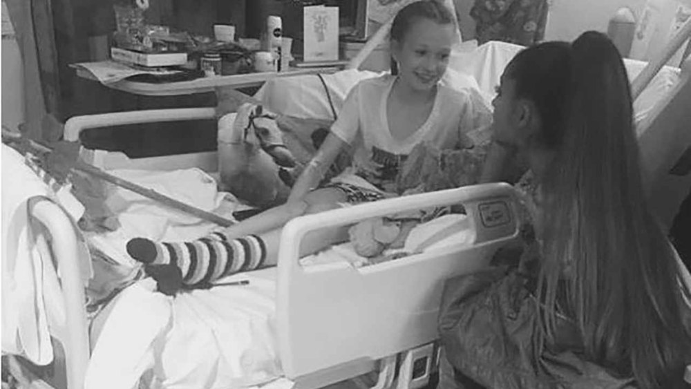 Ariana Grande visits fans in hospital