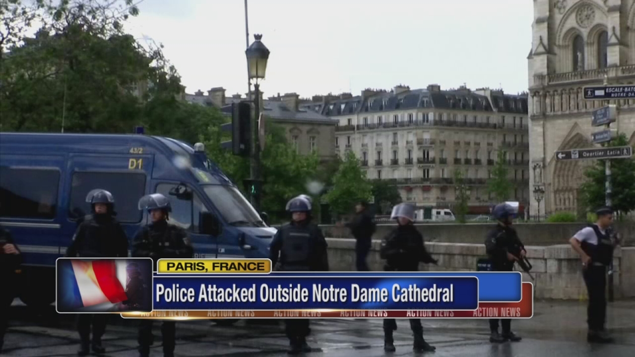 Man attacks Paris police with tool at Notre Dame 'for Syria'