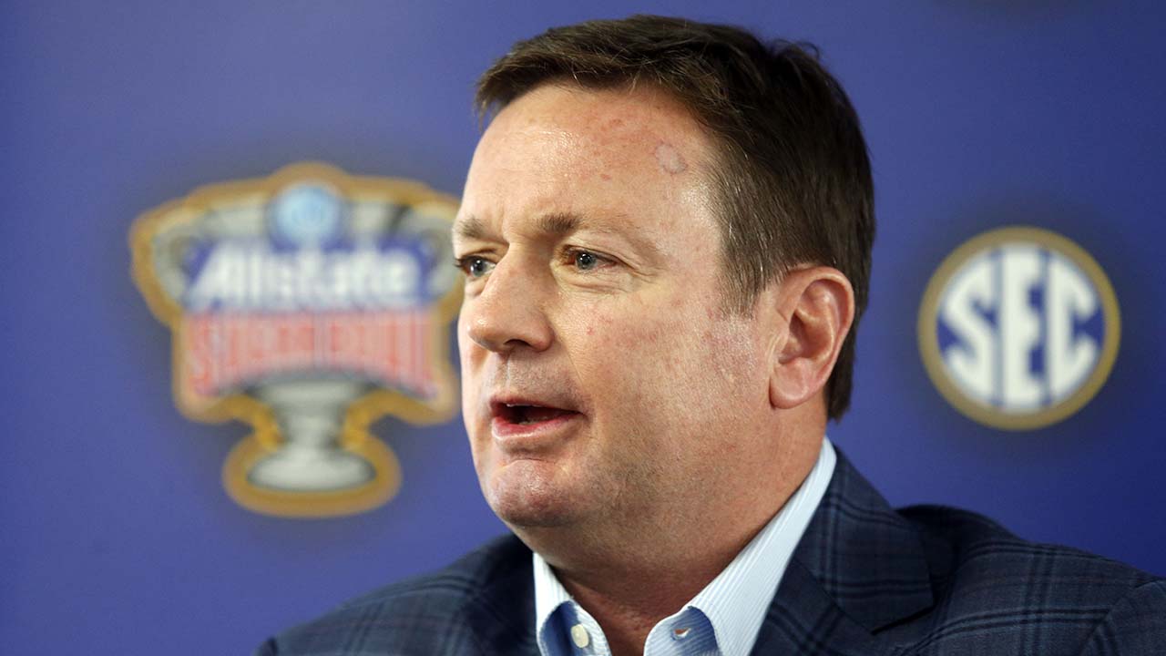Oklahoma coach Bob Stoops retires at 56