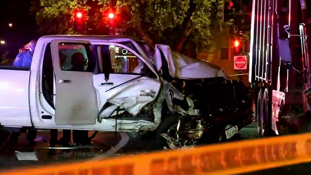 2 police officers, 3 others injured in DC truck crash