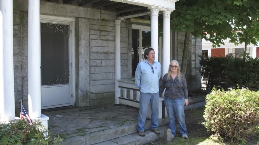 Couple hoping to sell home that straddles the U.S. and Canadian border