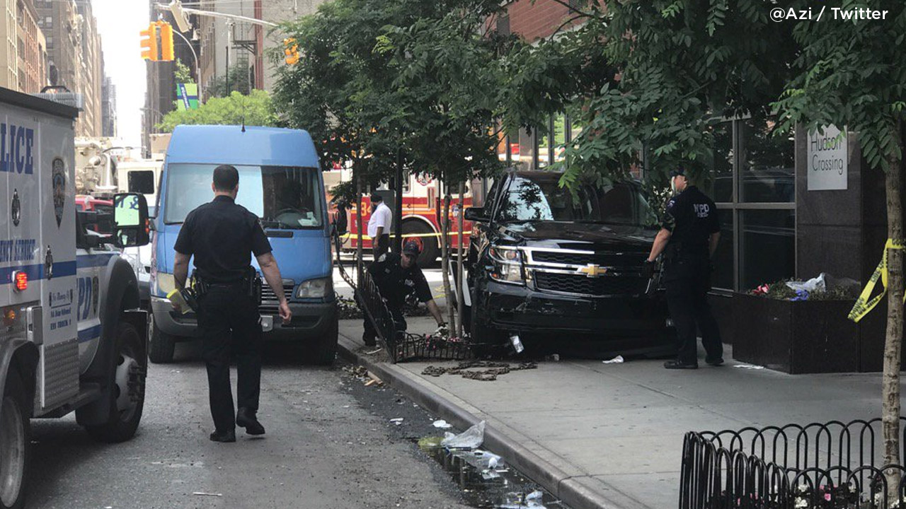 SUV jumps curb after crash in Midtown Manhattan, hitting 2 pedestrians