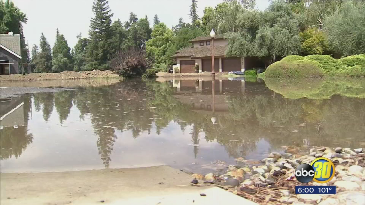 Broken levee floods Tulare County community, forcing evacuations