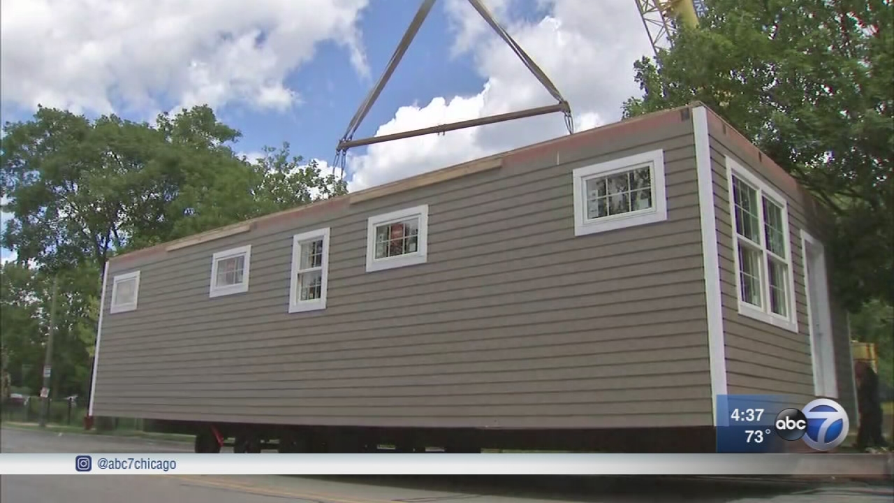 Student-built Evanston house moves location