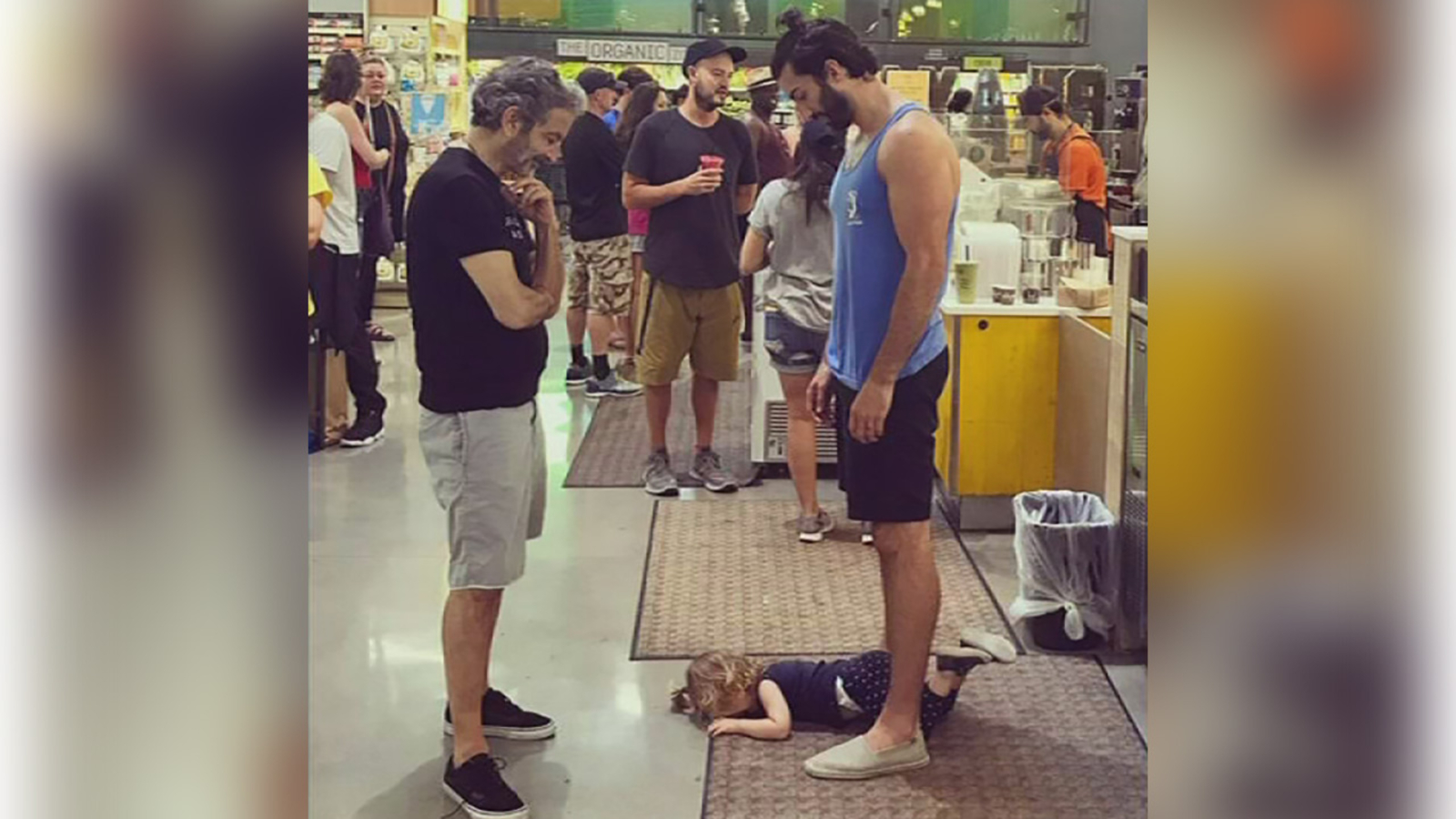 Photo of dad remaining calm while toddler throws tantrum goes viral