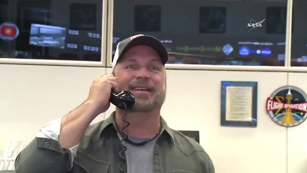 Country star Garth Brooks makes a visit to NASA